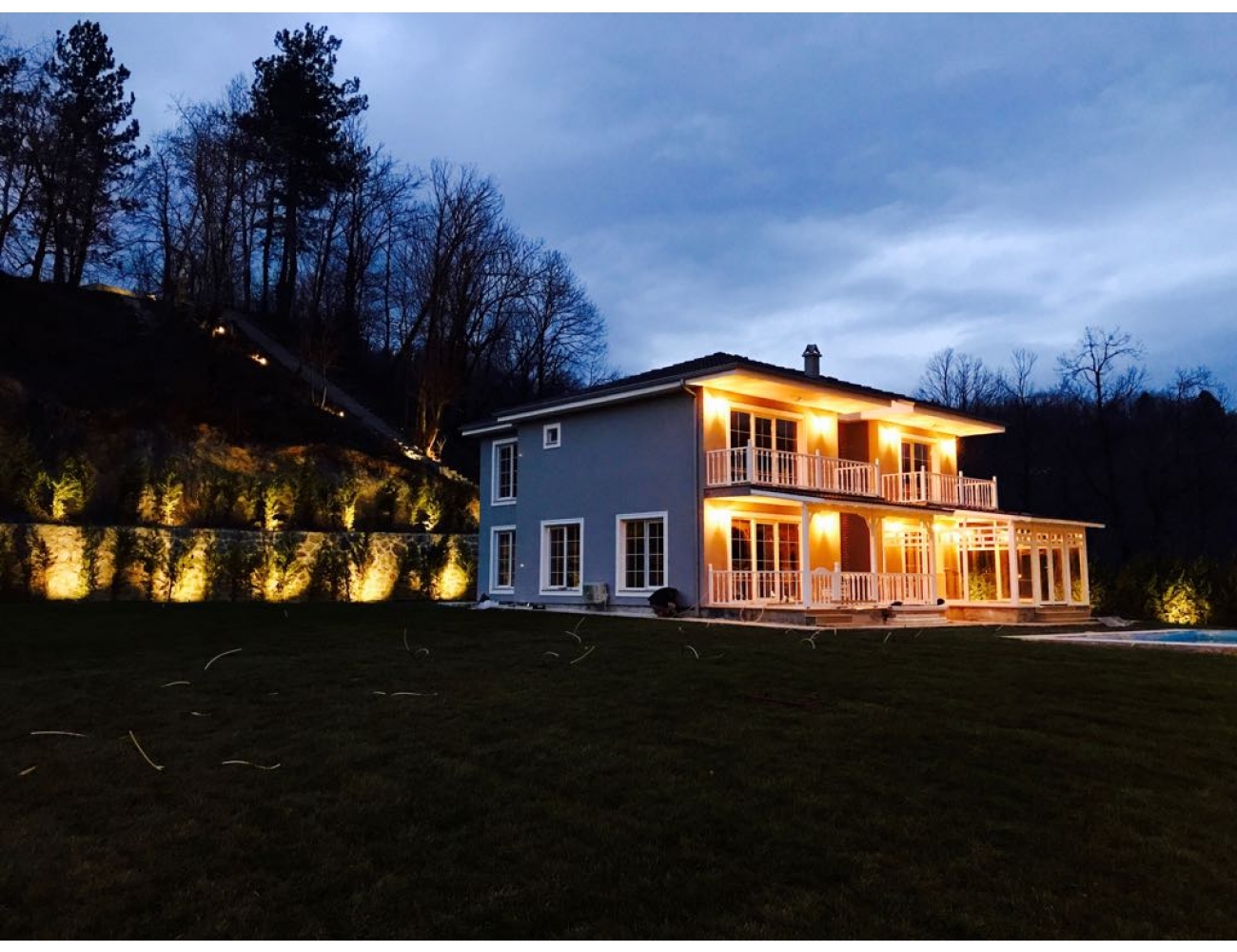 PROJE YERI: FEVZIYE, SAPANCA
PROJE TIPI: TAM MUSTAKIL VILLA
ARSASI: 3,500 M2
INSAAT ALANI: 320 M2
HAVUZ: 50 M2
TESLIM TARIHI: 2019
